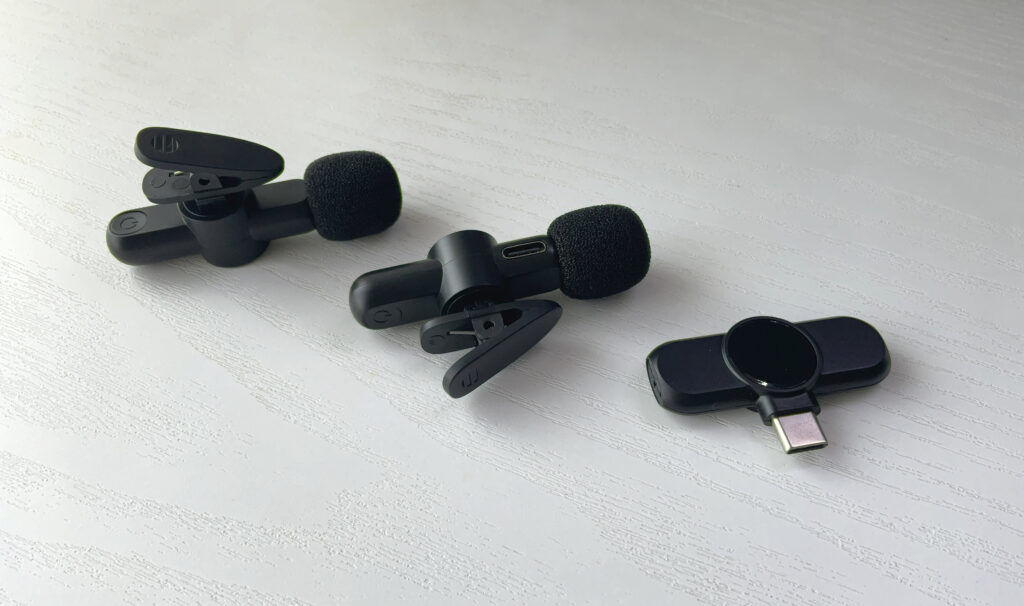 左2つがマイク。右はスマホ/PCにつけるレシーバー